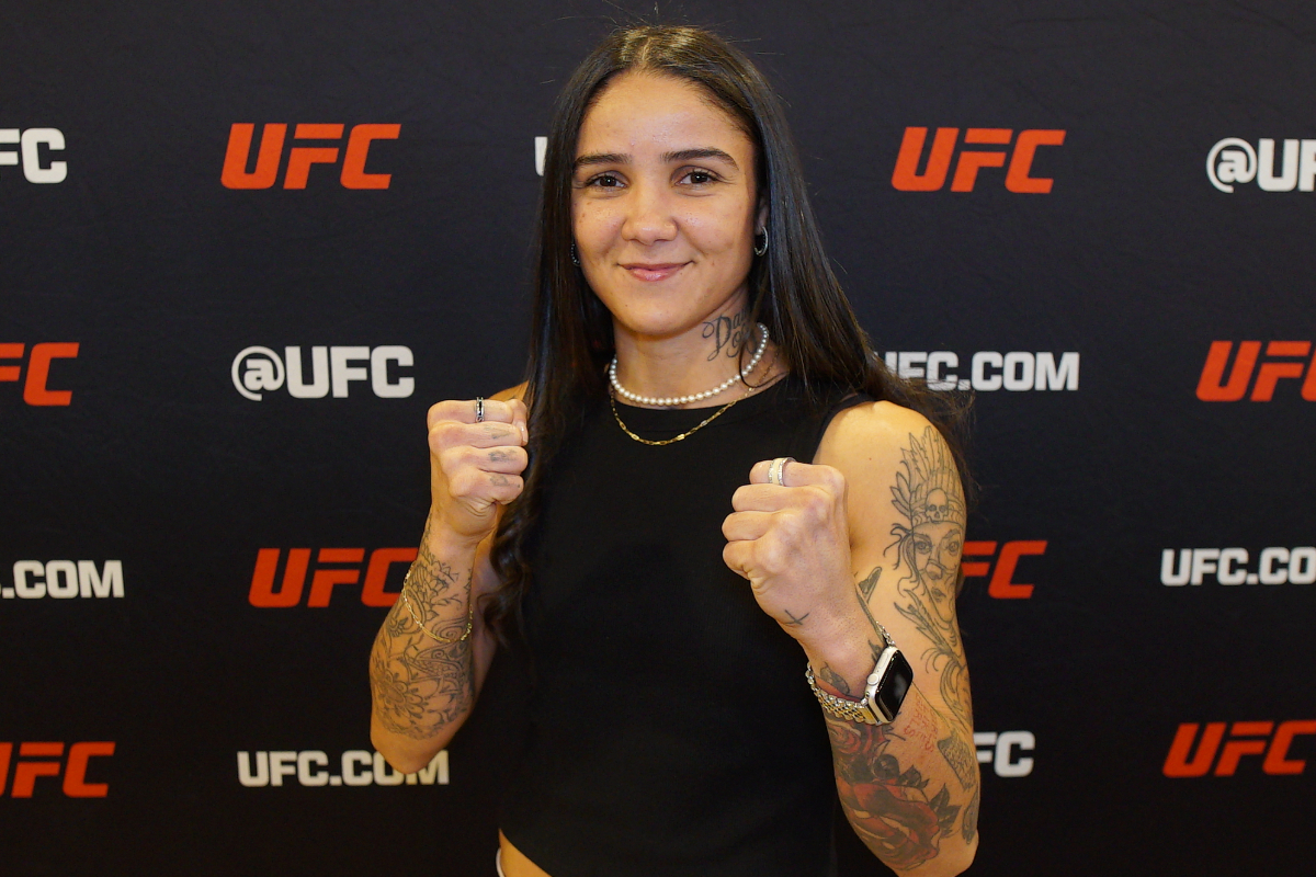 Istela Nunes posa para foto no media day do UFC Vegas 105