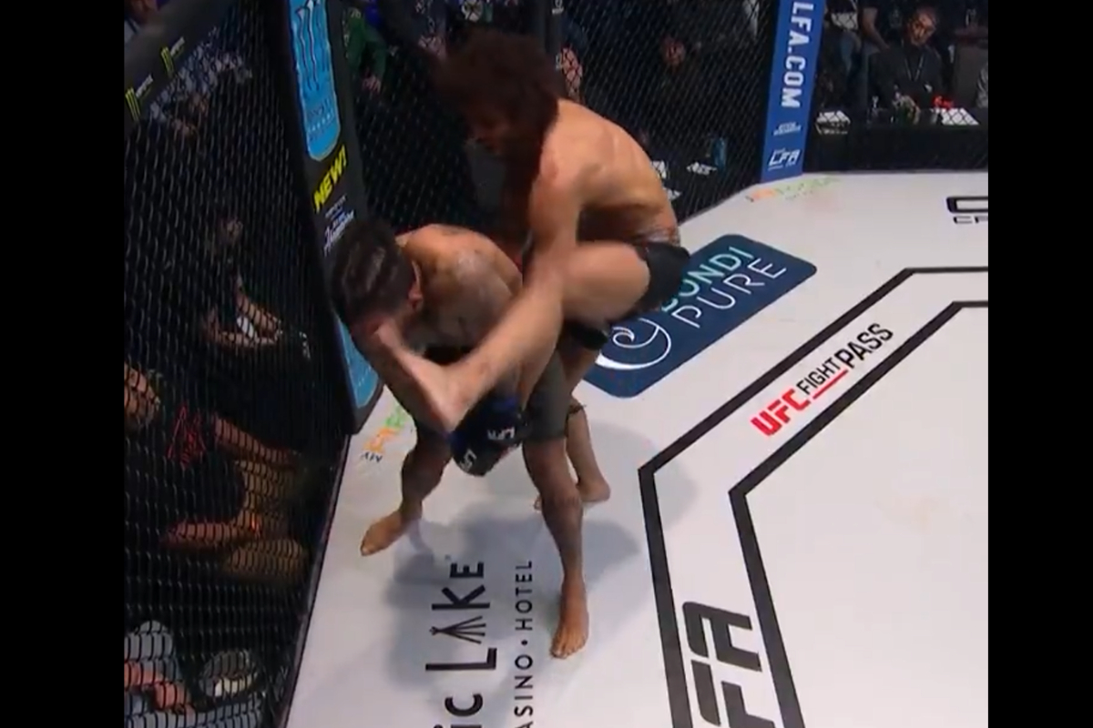 Joey Hart venceu Omoyele Gonzalez após o dedo do pé pegar no olho do adversário na LFA 206