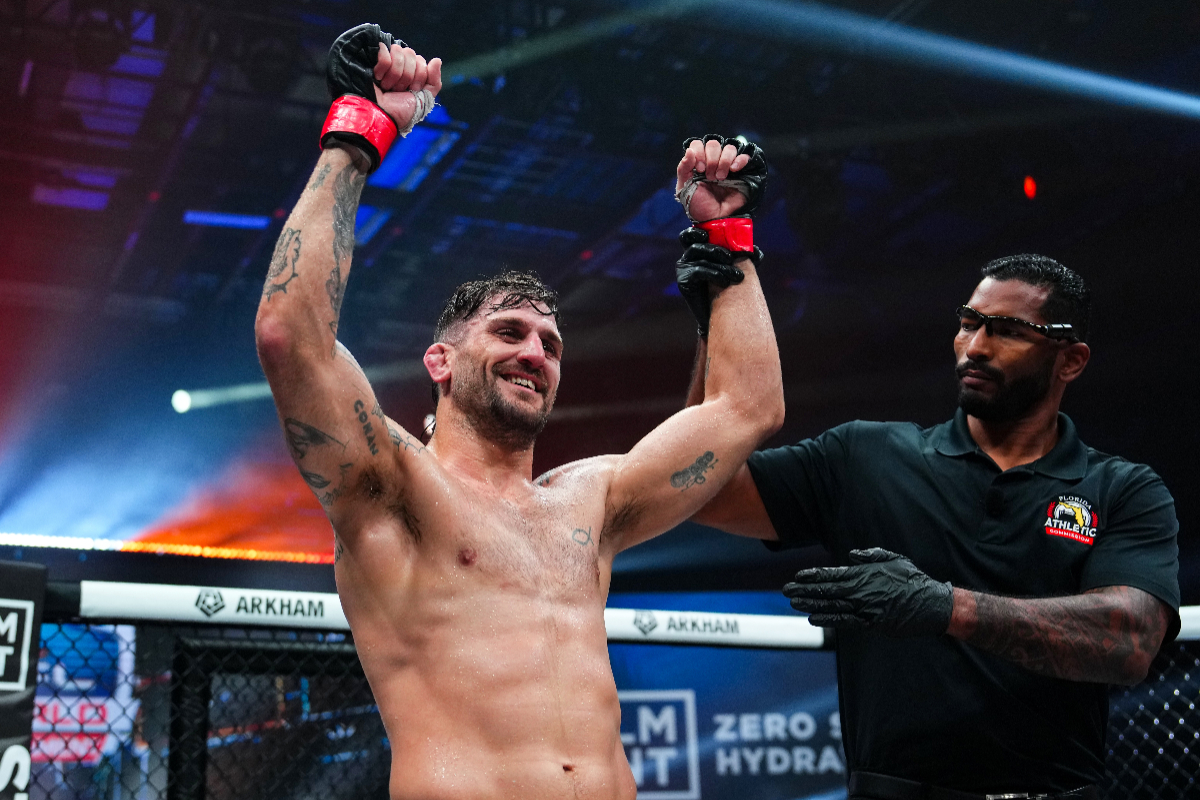 Joshua Silveira tendo braço erguido após vitória na PFL