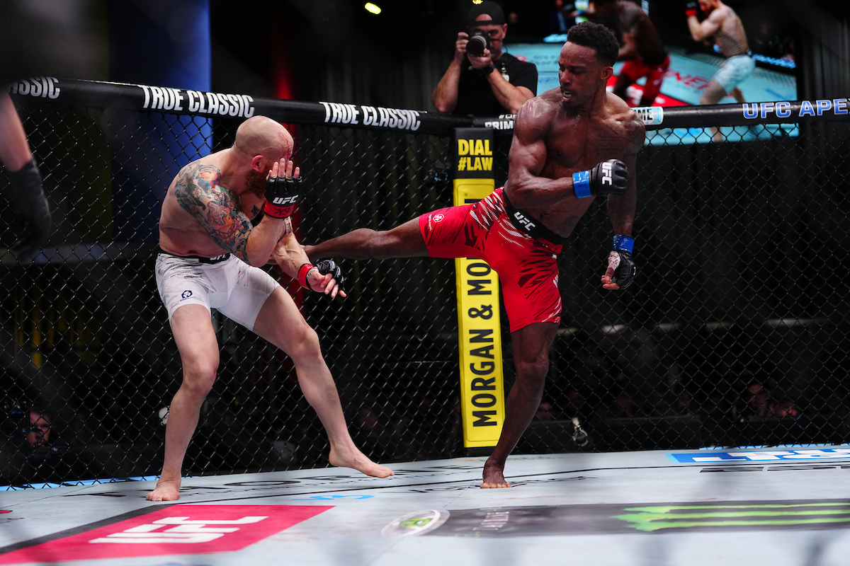 Lerone Murphy desfere chute rodado em Josh Emmett no UFC Vegas 105