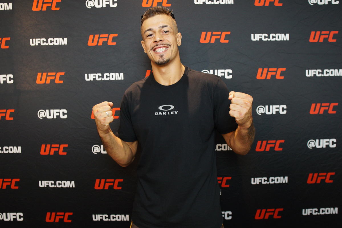 Marco Tulio Matuto posando para foto no Media Day do UFC 314