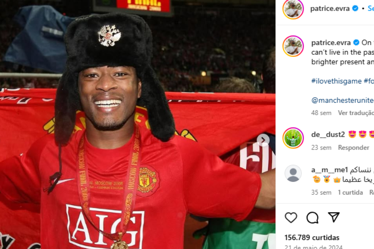 Patrice Evra comemora título com a camisa do Manchester United