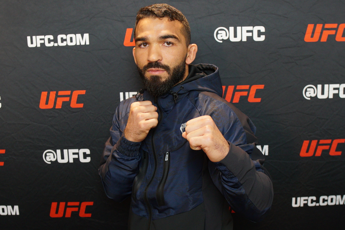 De punhos cerrados, Patrício 'Pitbull' posa para foto durante o media day do UFC 314