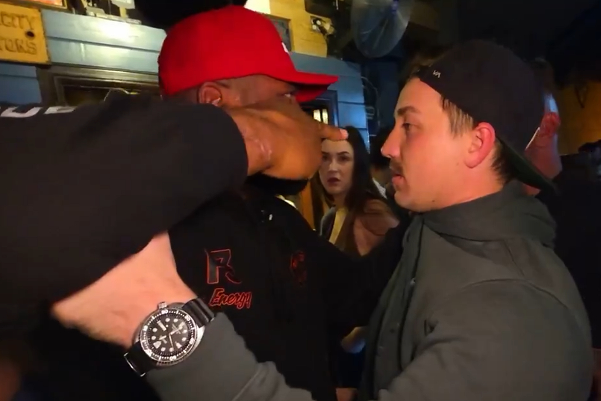 Rampage Jackson com dedo na cara de homem em bar