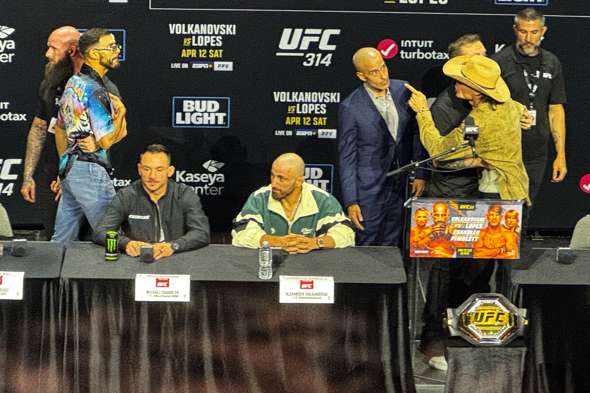 Yair Rodriguez e Diego Lopes discutem na coletiva do UFC 314