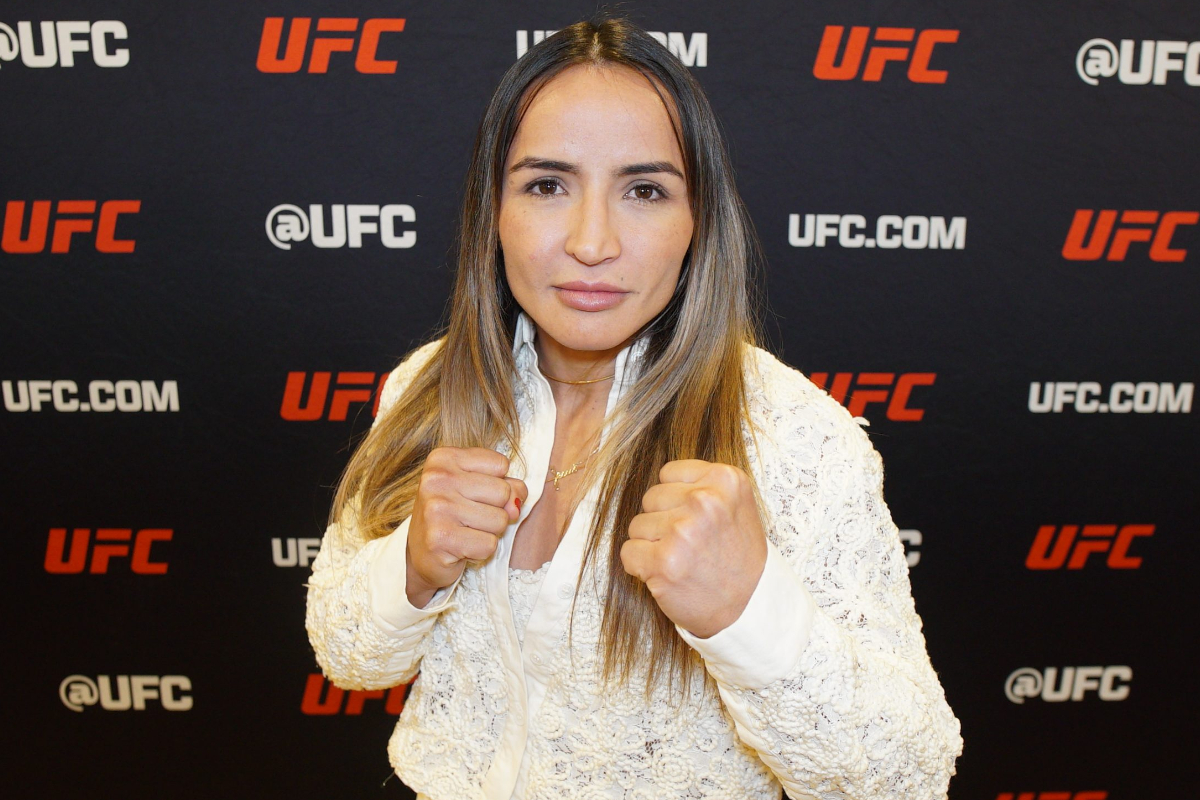 Talita Alencar posa para foto durante o media day do UFC Vegas 105