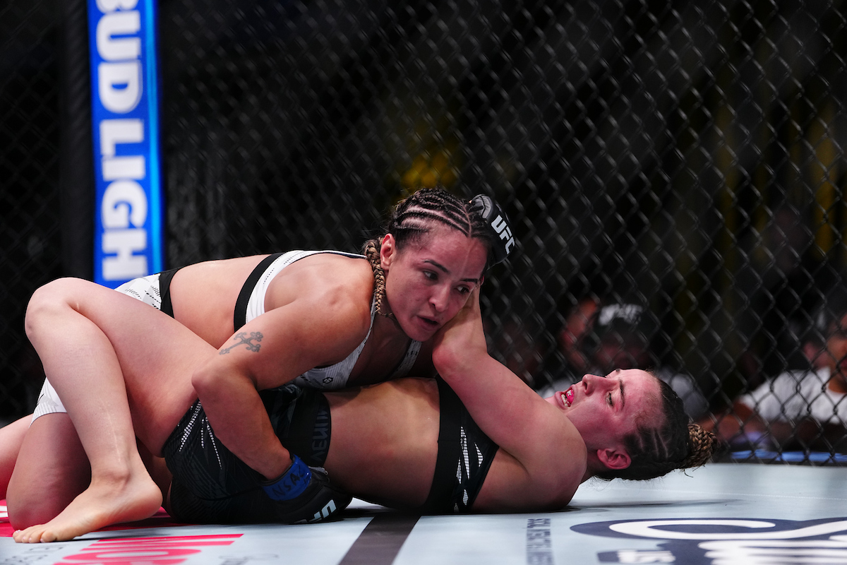 Talita Alencar domina Vanessa Demopoulos no UFC Vegas 105