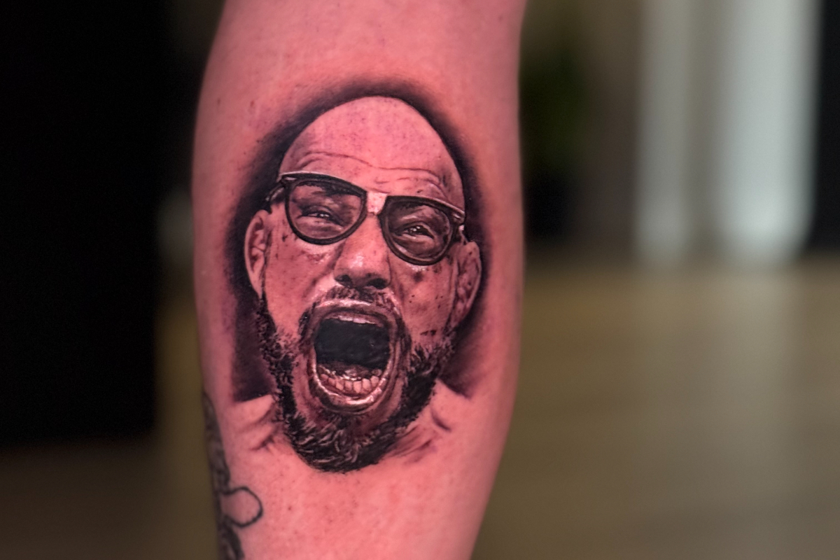 O digital influencer eternizou o rosto do lutador brasileiro em sua perna