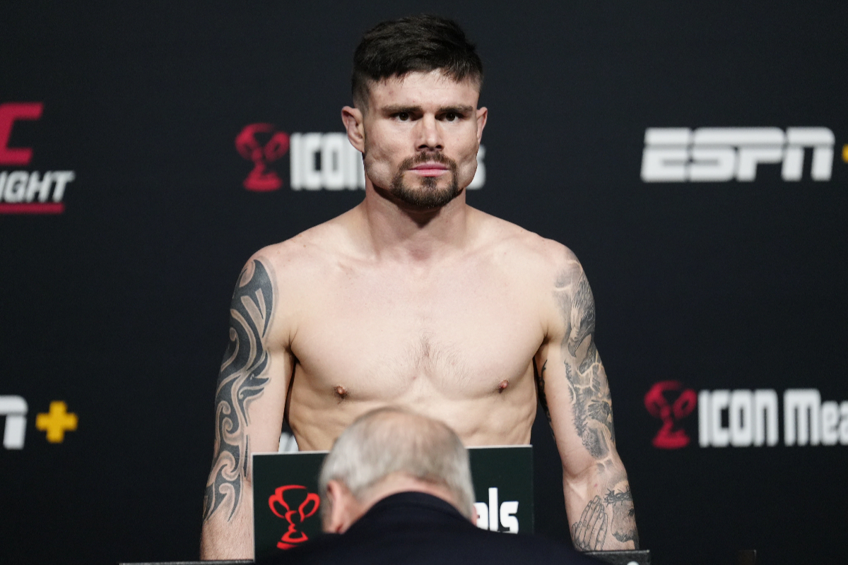 Trevor Peek passa pela balança do UFC Vegas 90