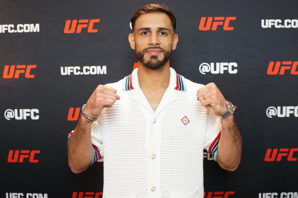 Yair Rodriguez posa para foto durante o media day do UFC 314