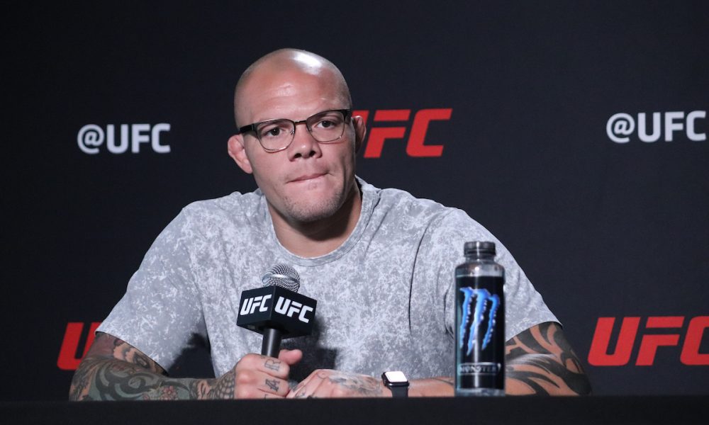 Jogo mental? Anthony Smith vê estratégia por trás do silêncio de Jon Jones