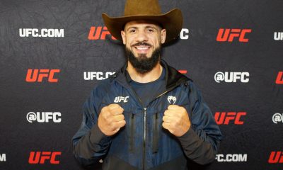 De chapéu de cowboy, Bruno Lopes sorri para foto durante o media day do UFC Vegas 107