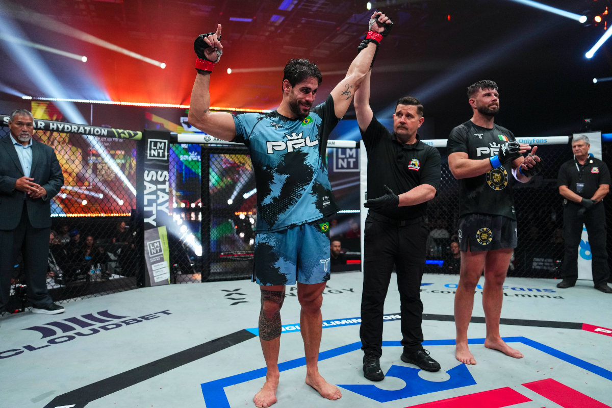 Antônio Cara de Sapato tem o braço erguido na estreia do GP da PFL de 2025