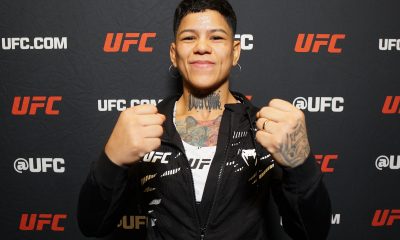 Denise Gomes posa para foto após vitória no UFC Vegas 106