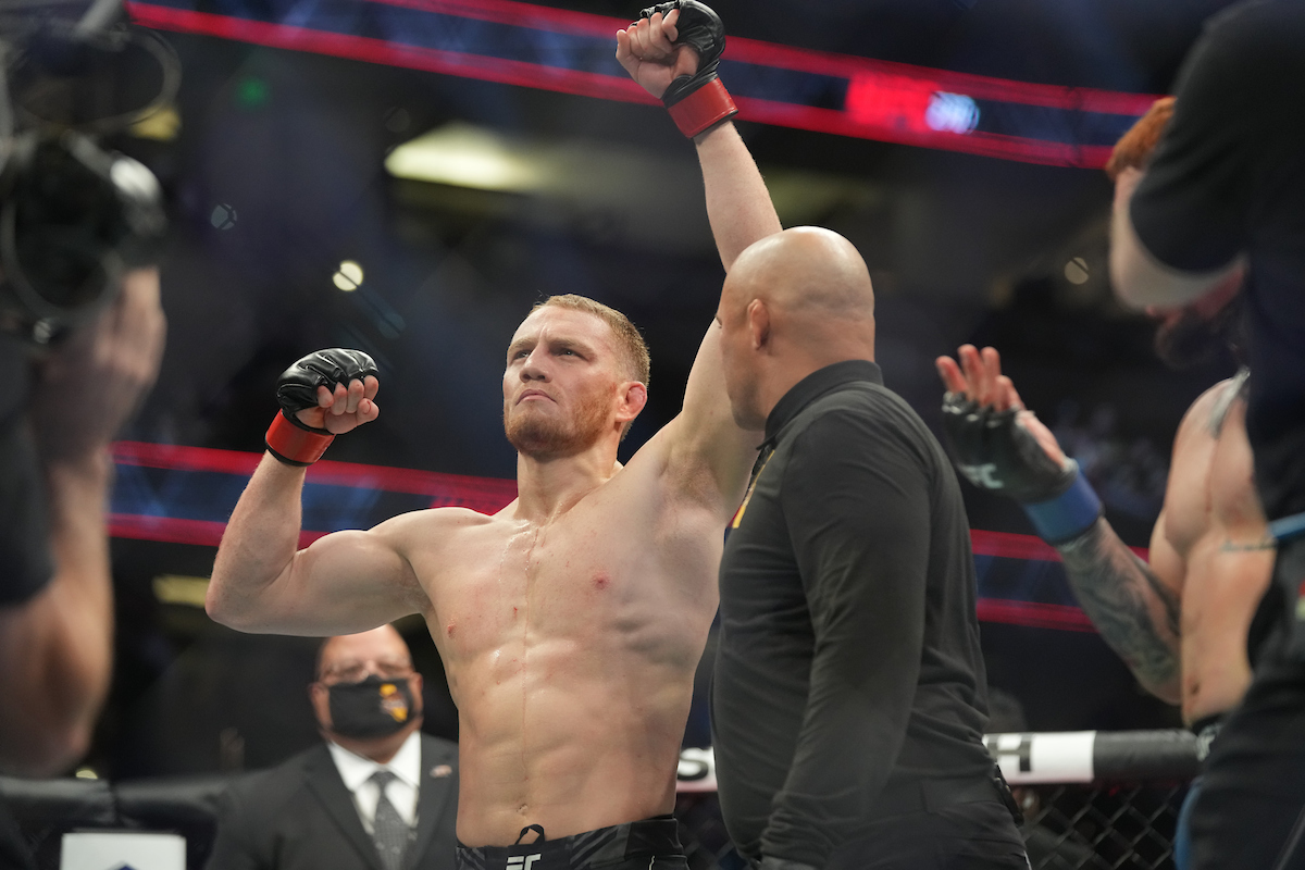 Jack Della Maddalena tem o braço erguido após vitória no UFC