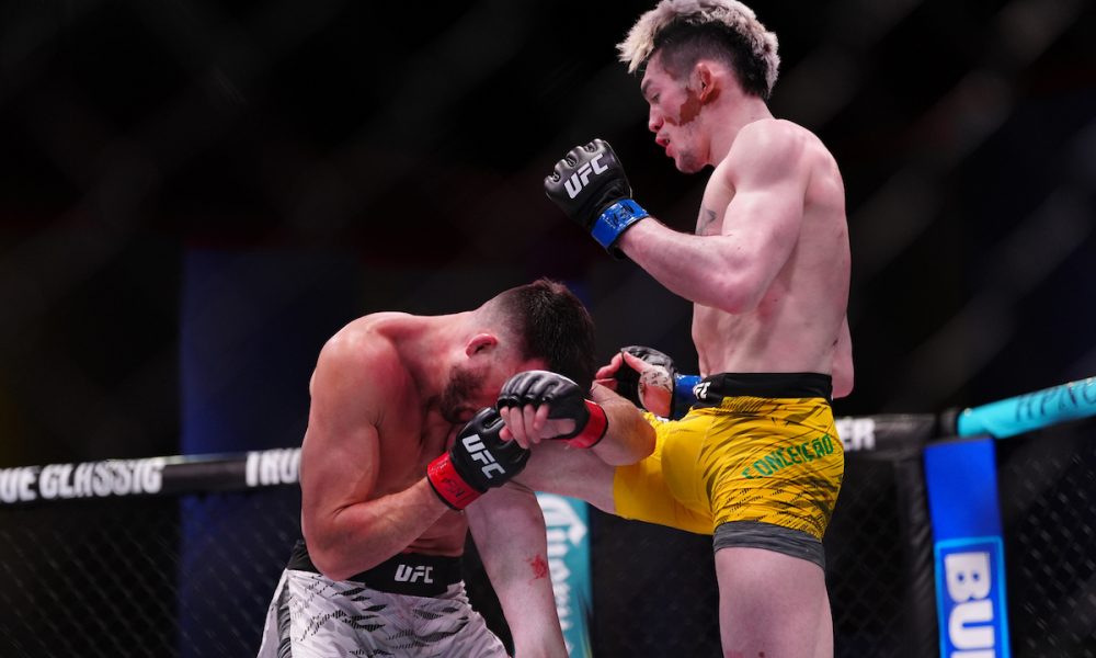 Melquizael Costa aplicando joelhada em Julian Erosa no UFC Vegas 106