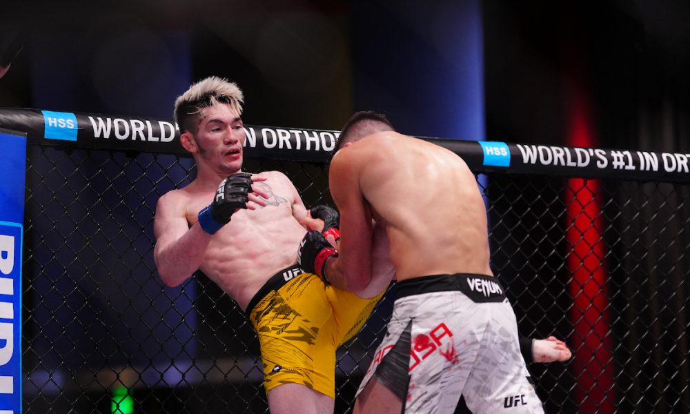 Melquizael Costa acertando joelhada em Julian Erosa no UFC Vegas 106