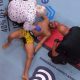 Deiveson Figueiredo deitado com a mão no joelho após lesão no UFC Des Moines