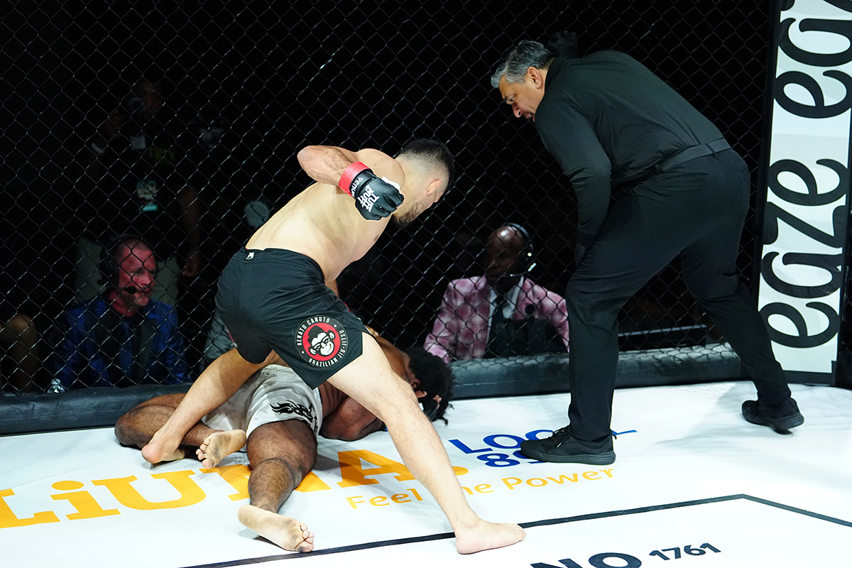 Renato Canuto golpeia Corey Stewart pouco antes do final do combate