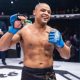 Rodrigo Sezinando comemora vitória no circuito canadense de MMA