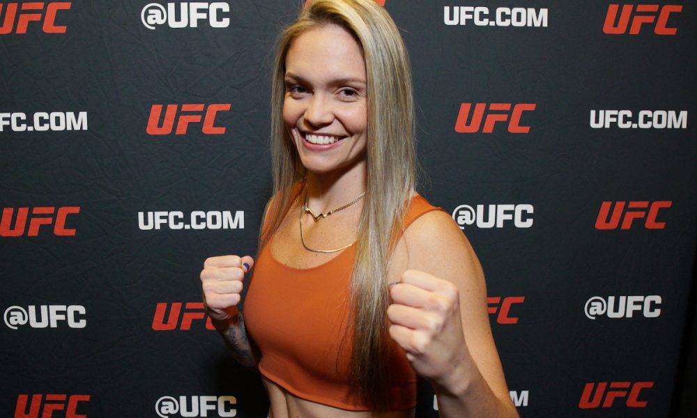 Sorridente, Tainara Lisboa posa para foto no media day do UFC Vegas 106