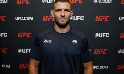 De camisa azul, Thiago Moisés posa para foto no media day do UFC Vegas 106
