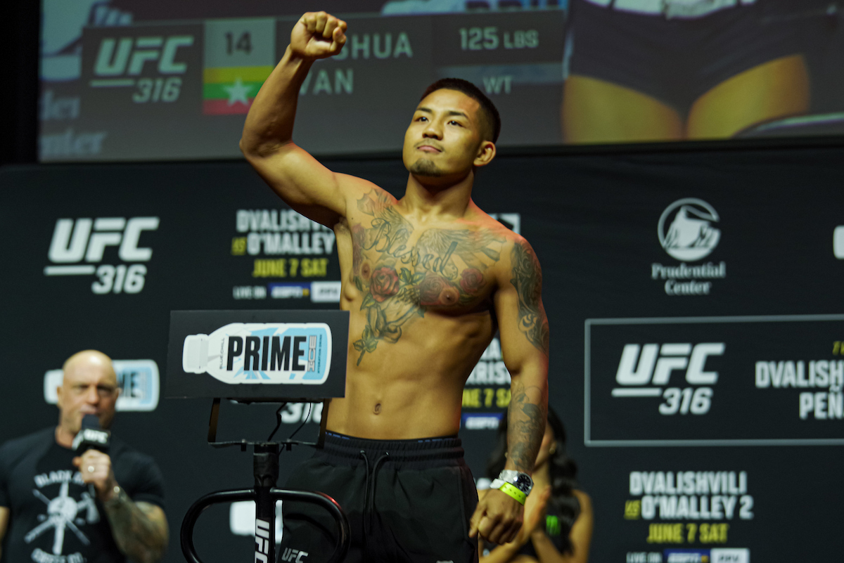 Joshua Van na pesagem cerimonial do UFC 316