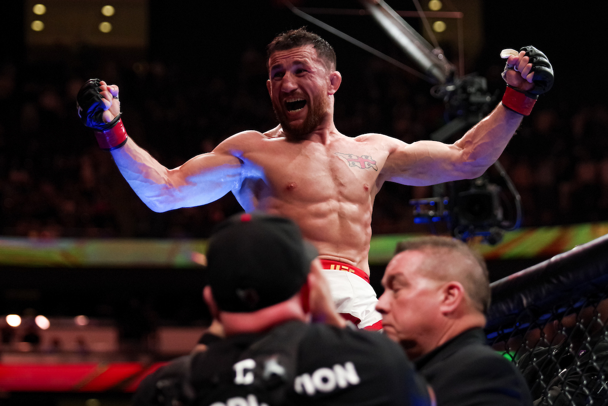 Merab Dvalishvili comemora sua vitória no UFC 316