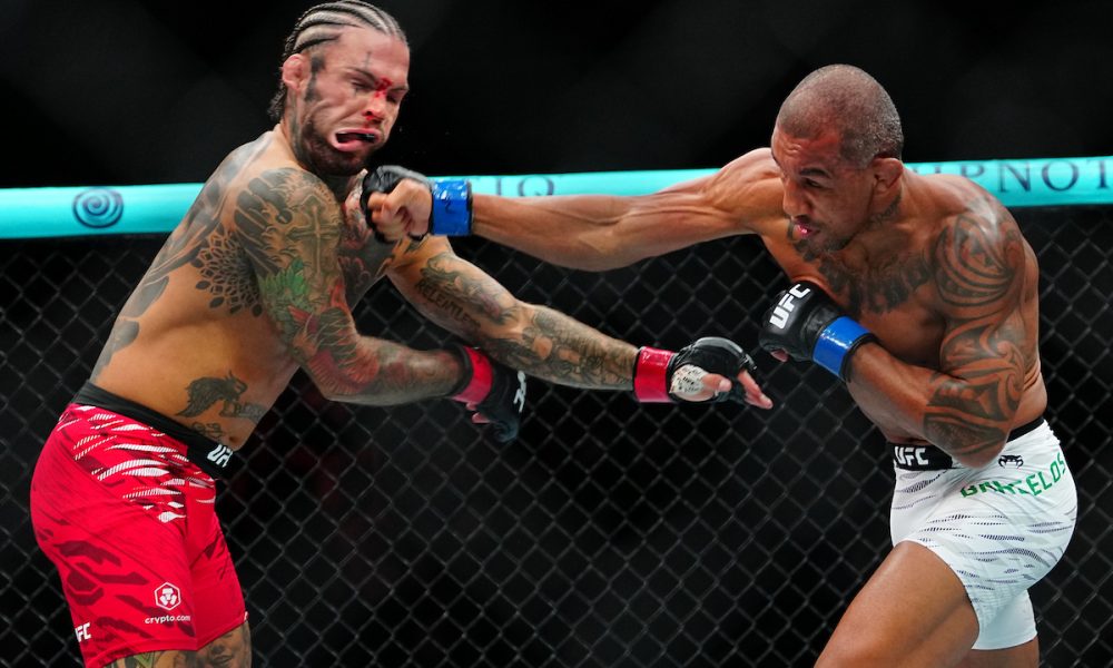 Aos 38 anos, Raoni Barcelos derrota ex-campeão e chega à 3ª vitória seguida no UFC