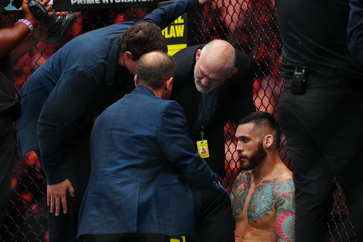 Rodolfo Bellato é examinado pelo médico do UFC Atlanta