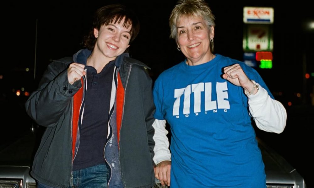 Sydney Sweeney e Christy Martin posando juntas para foto