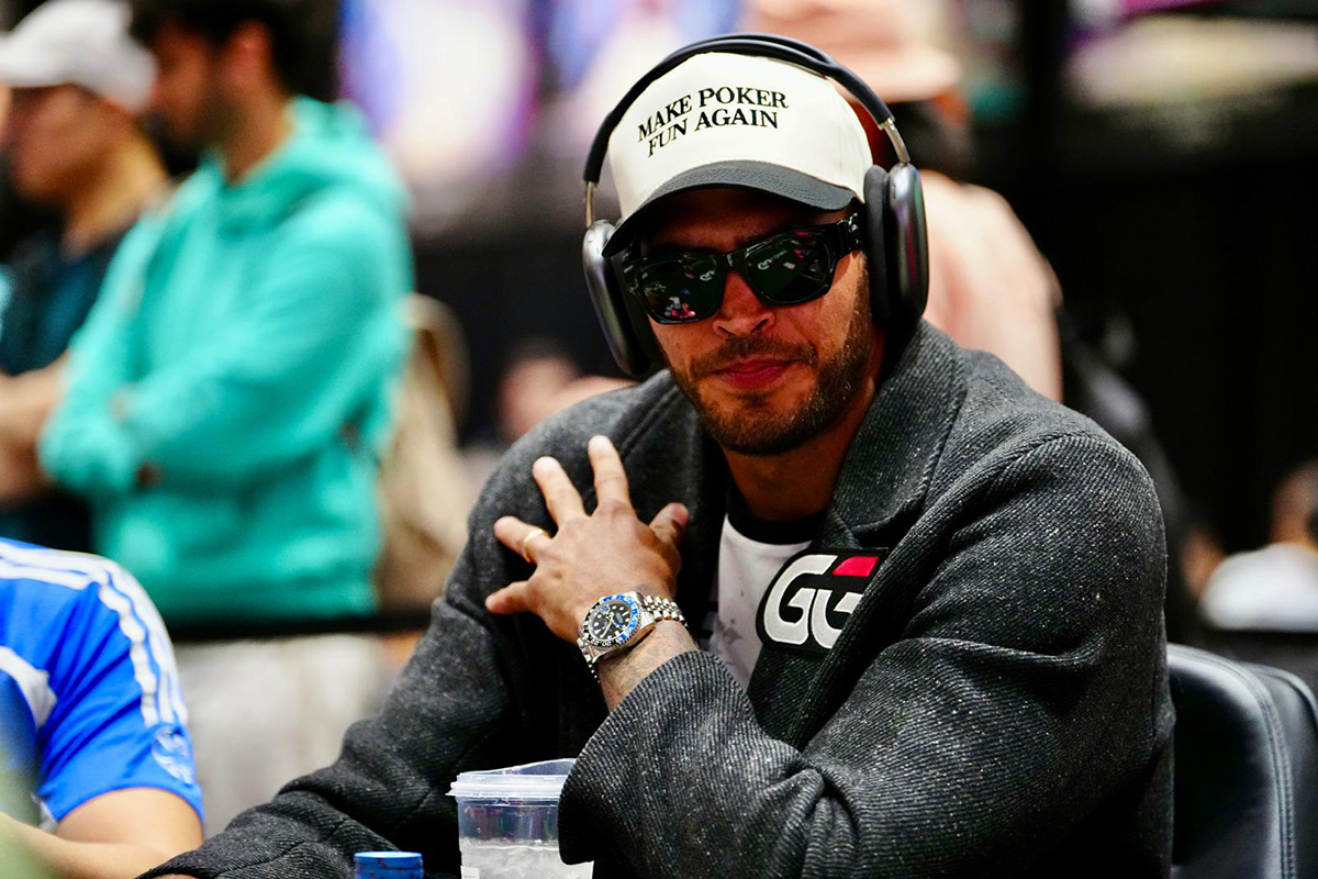 Antônio Malvado colcoa a mão no ombro esquerdo e olha para a câmera enquanto jogava na WSOP 2025