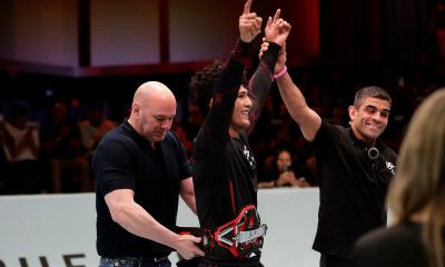 Carlos Henrique recebendo o cinturão do UFC BJJ das mãos de Dana White