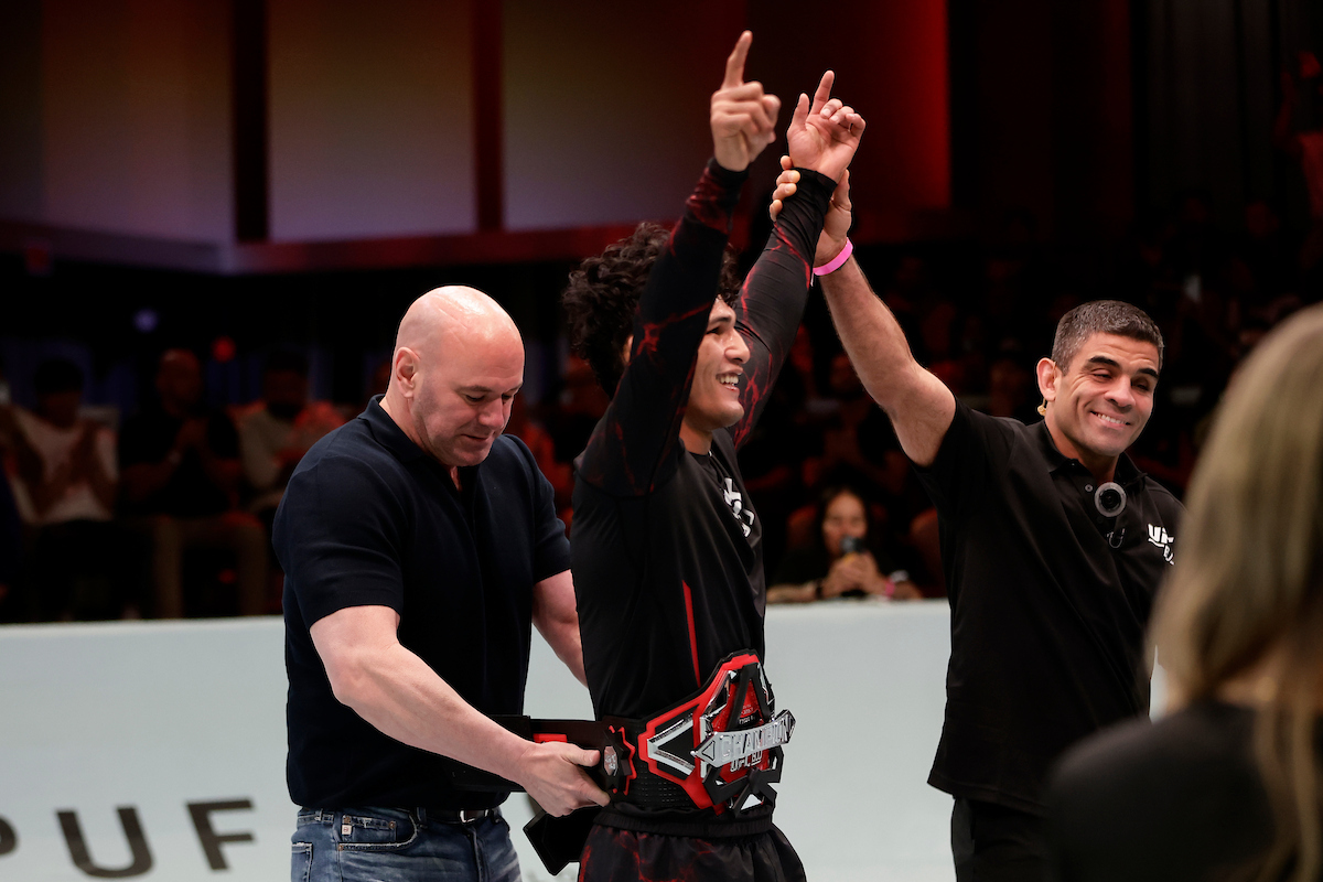 Carlos Henrique recebendo o cinturão do UFC BJJ das mãos de Dana White