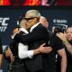 Charles Do Bronx e Ilia Topuria se abraçando durante encarada do UFC 317