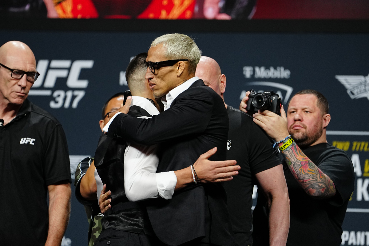 Charles Do Bronx e Ilia Topuria se abraçando durante encarada do UFC 317