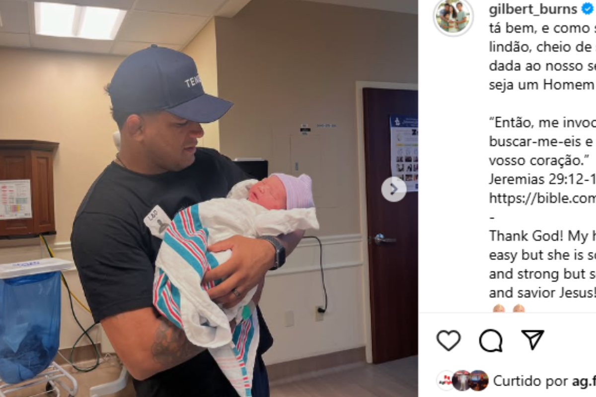 Durinho segura seu terceiro filho, recém-nascido