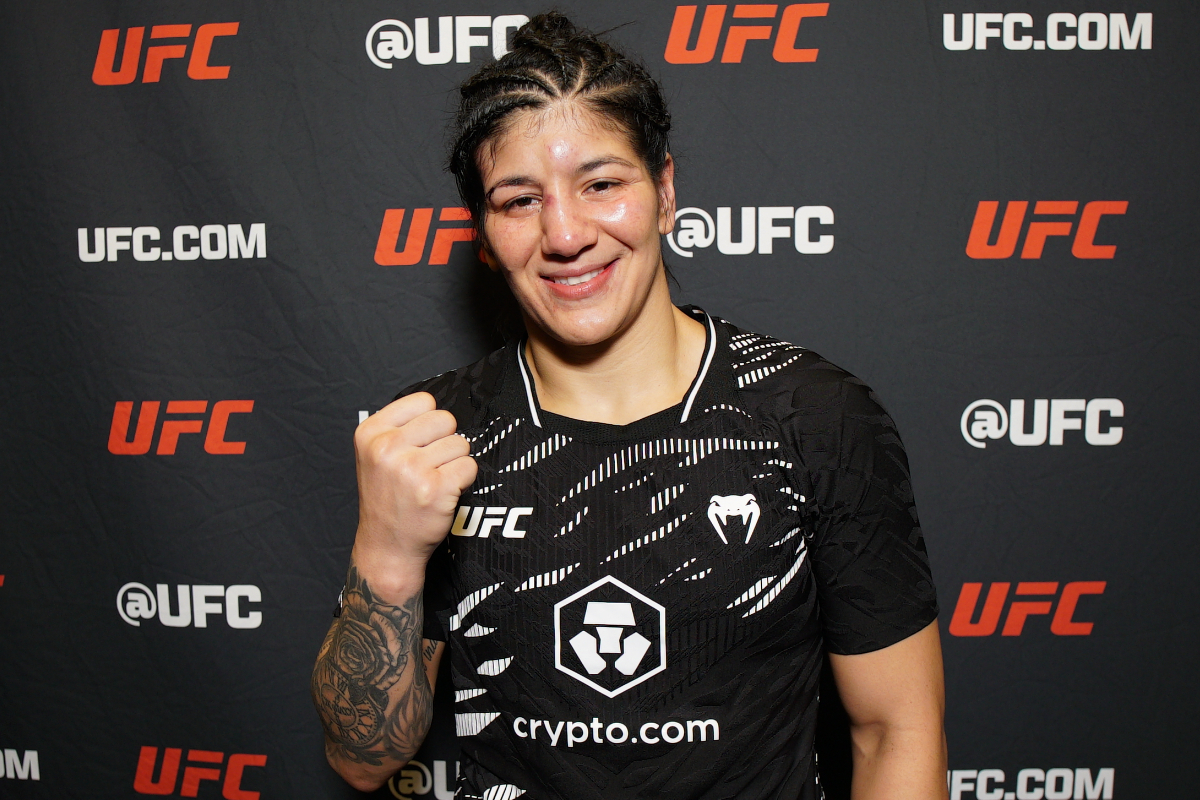 Sorridente, Ketlen Vieira posa para foto após vitória no UFC Vegas 107