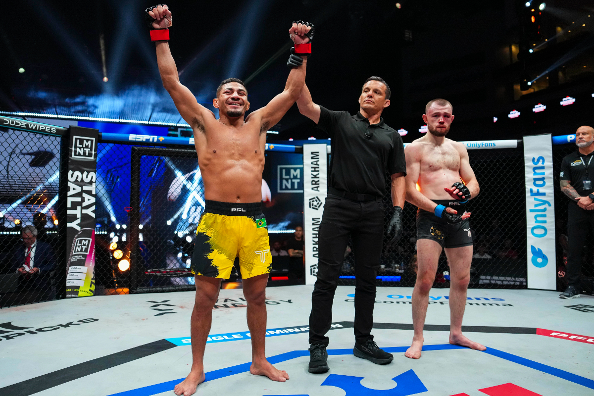 Marcirley Alves tem o braço erguido e avança para a final da PFL