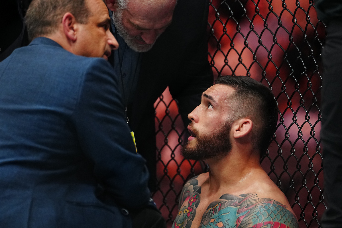 Rodolfo Bellato é atendido pela equipe médica no UFC Atlanta