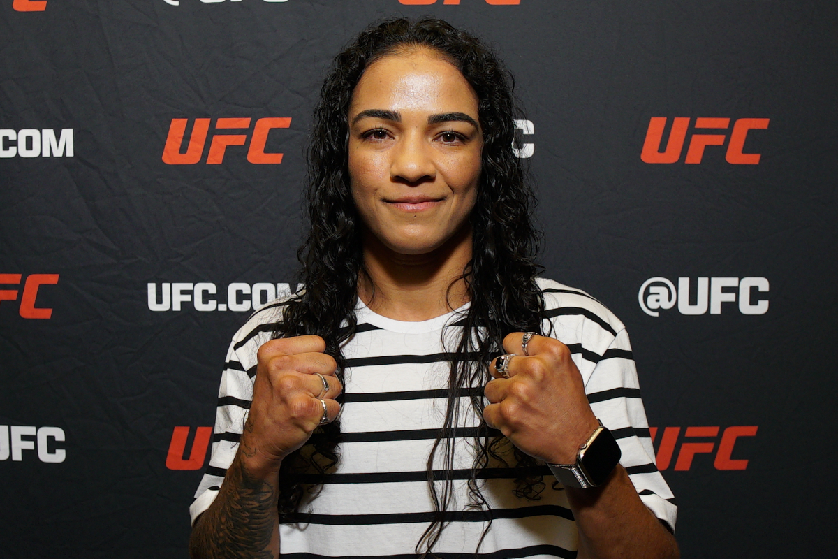 De punhos cerrados, Vivi Araújo posa para foto no media day do UFC 317