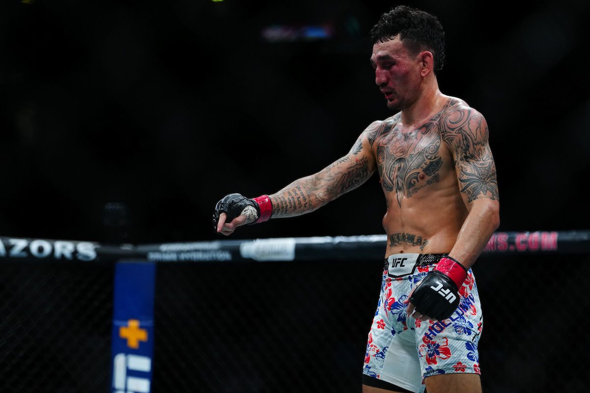 Momento em que Max Holloway aponta para o centro do cage do UFC 318, chamando Dustin Poirier para a trocação franca