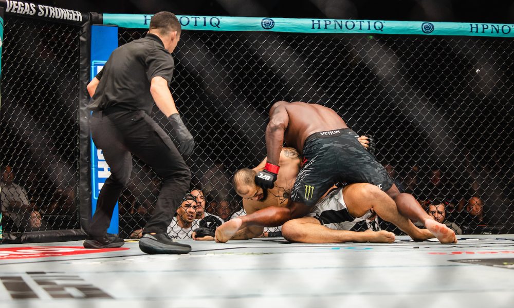 Derrick Lewis castiga Xicão no ground and pound