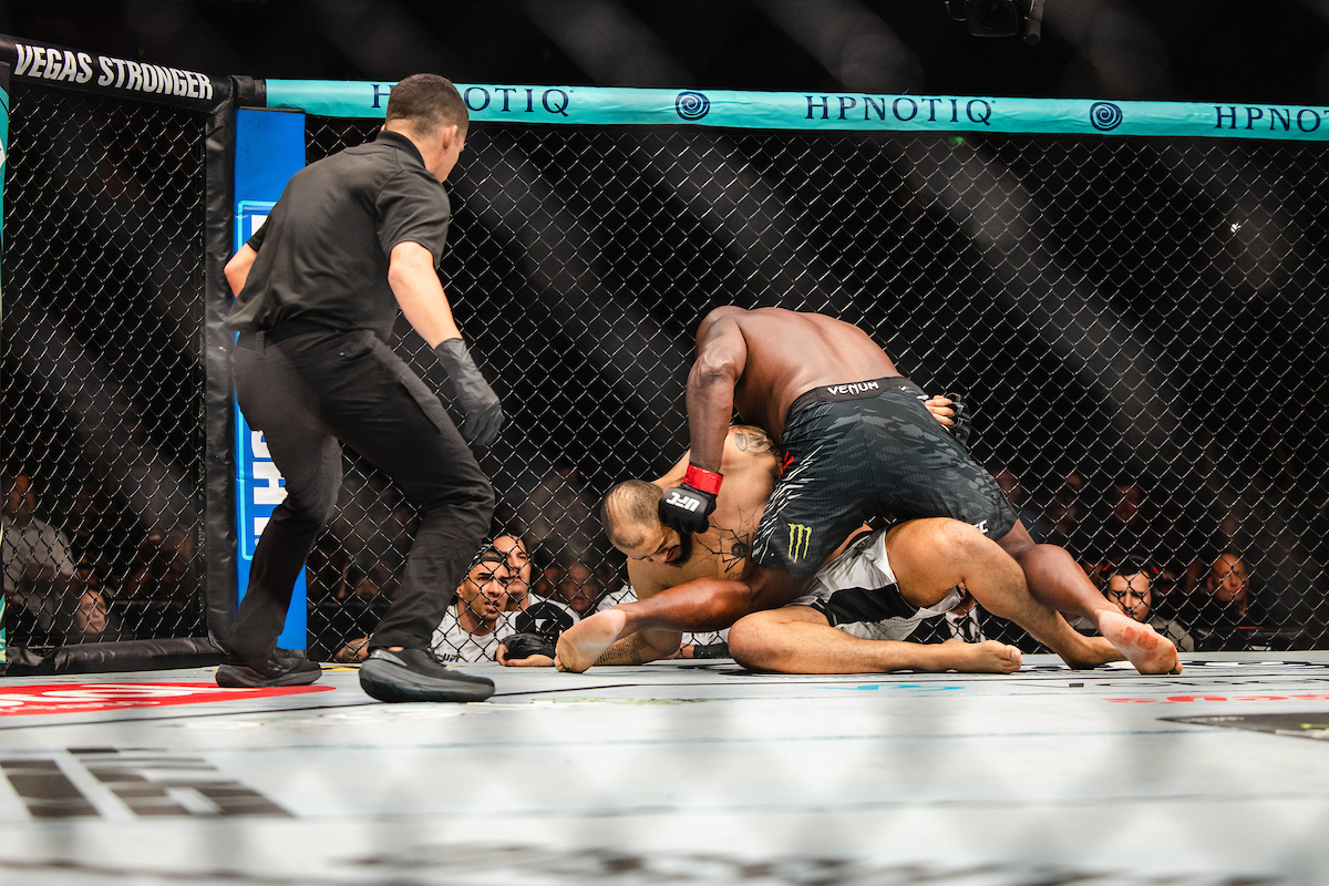 Derrick Lewis castiga Xicão no ground and pound