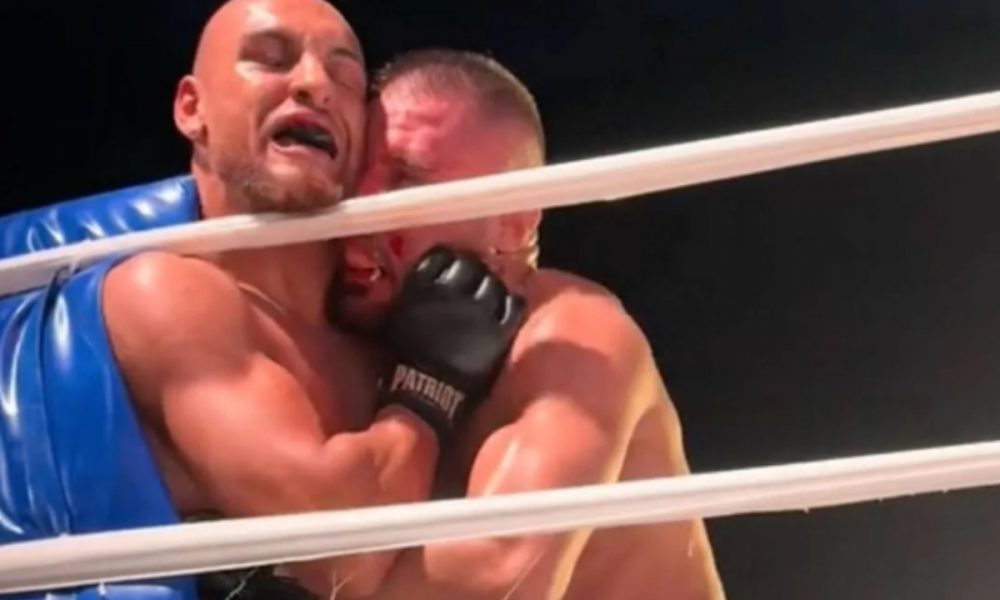 À la Mike Tyson! Lutador morde e arranca pedaço de orelha de rival em luta de MMA; veja