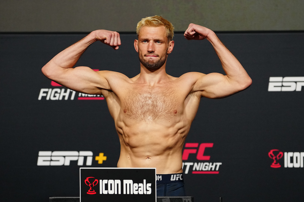 Reinier de Ridder passa pela balança do UFC