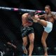 Vinícius Lok Dog acertando chute em Kyler Phillips no UFC 318