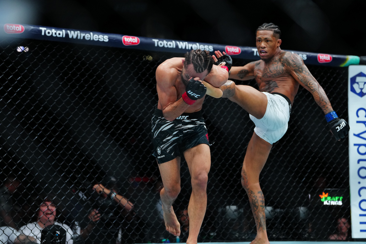 Vinícius Lok Dog acertando chute em Kyler Phillips no UFC 318