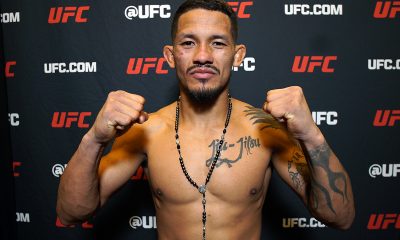 De punhos cerrados, Rafael Macapá posa para foto após vencer no UFC Vegas 108