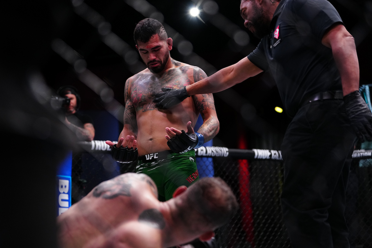 Anthony Hernandez pedindo para Roman Dolidze levantar no UFC Vegas 109